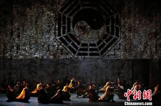 舞台秀《太极图》太原上演 “柔术”绝技惊人