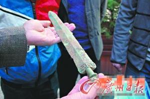 小伙黏土堆中发现战国青铜剑 上交获奖五百元