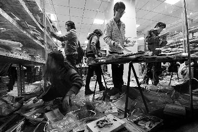 图书论斤卖：买书如挑菜 促销活动致图书损坏