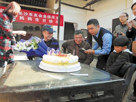高位截瘫患者1根手指敲出10万字小说 感恩母亲