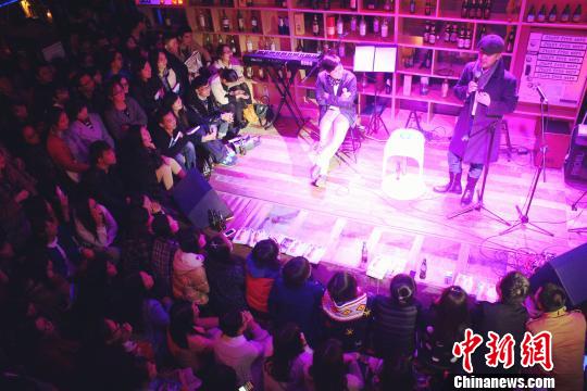 百变作家大冰漫谈行旅 自费走遍中国会读者