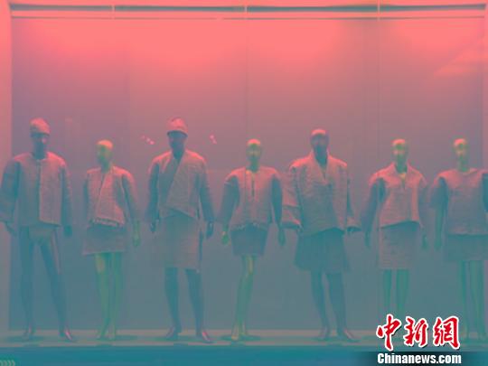 海南黎族见血封喉珍贵树皮服饰在昆明展出（图）