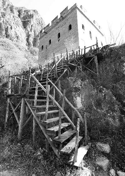 剧组为拍戏在长城旁搭亭台 不拆道具致古建遭破坏