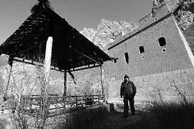 剧组为拍戏在长城旁搭亭台 不拆道具致古建遭破坏