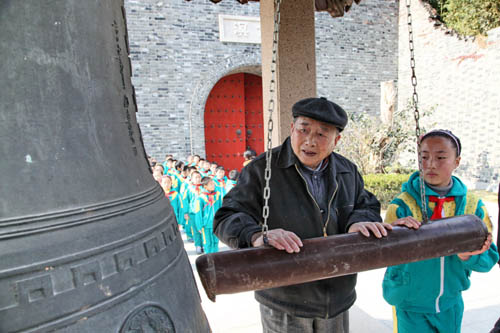 全国各地教育系统举行首个国家公祭日祭奠活动