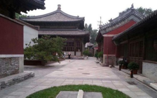 故宫附近寺庙变豪华会所不让百姓进 可坐龙椅