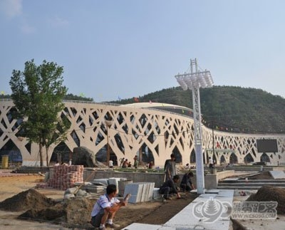 蒲县修建的文化宫旧址是县城原来的休闲广场，为建文化宫，广场被拆除了一半，文化宫因外形看似鸟巢，被当地称作“山寨鸟巢”。