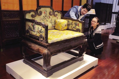 乾隆宝座拍出3200万元目前故宫仅有5张（图）