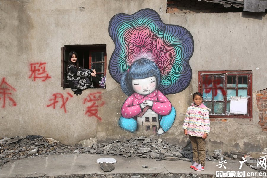 上海拆迁“涂鸦墙”引参观 施工方“毁画”竖警示牌