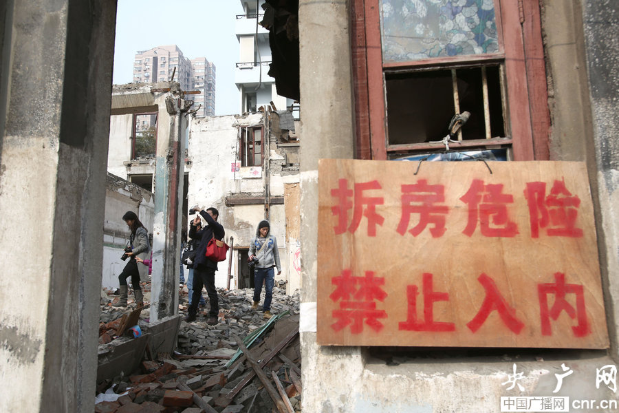 上海拆迁“涂鸦墙”引参观 施工方“毁画”竖警示牌
