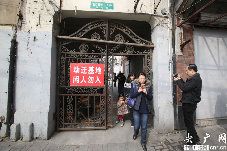 上海拆迁“涂鸦墙”引参观 施工方“毁画”竖警示牌