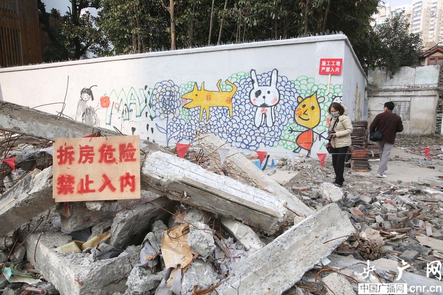 上海拆迁“涂鸦墙”引参观 施工方“毁画”竖警示牌