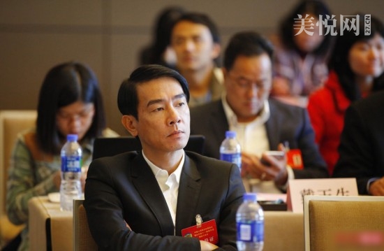 陈小春参加两会沉默不言令记者失望