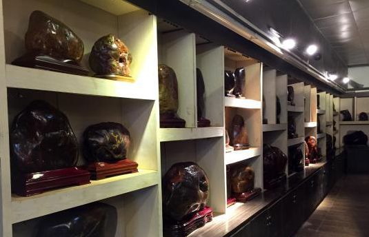 带血色的石头称为鸡血玉,不带血色的则称为昌化石。