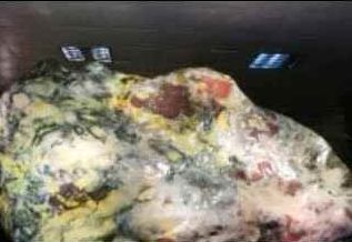 品评鸡血玉,首先是看“血”的红色,以其鲜、凝、厚为佳。鲜者红如淋漓之鲜血;凝者聚而不散;厚者指有厚度有层次深透于石层中者。另外鸡血玉的地张也是判断鸡血玉的重要依据。地张就是红色染在什么样的石头上。鸡血玉的地张以纯净、半透明,无钉与血之鲜红色彩交相辉映者为上品。鸡血玉的品样可分为方形、长方形、椭圆形、圆形、畸形,尺寸大致以5—2公分的径边为宜。