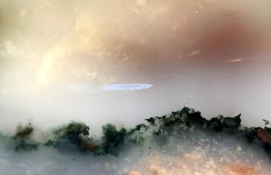 鸡血玉的质地细腻,带韧性,结构紧密,受刀不崩。