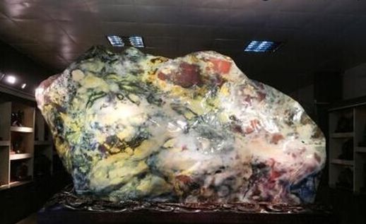 好的鸡血玉都不加雕琢,以做印章为最宜。可以这么说,凡是加雕刻的鸡血一般都为遮掩其疵,是不足为贵的。