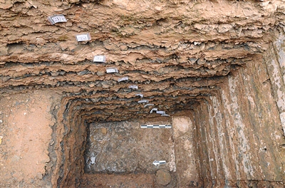 故宫慈宁花园东考古发现的建筑夯土基础，这里被推断为故宫最早建筑。