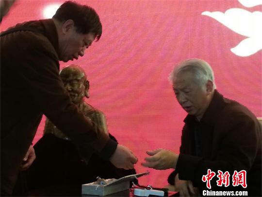 两三百万淘来三件赝品专家提醒藏友保持平常心