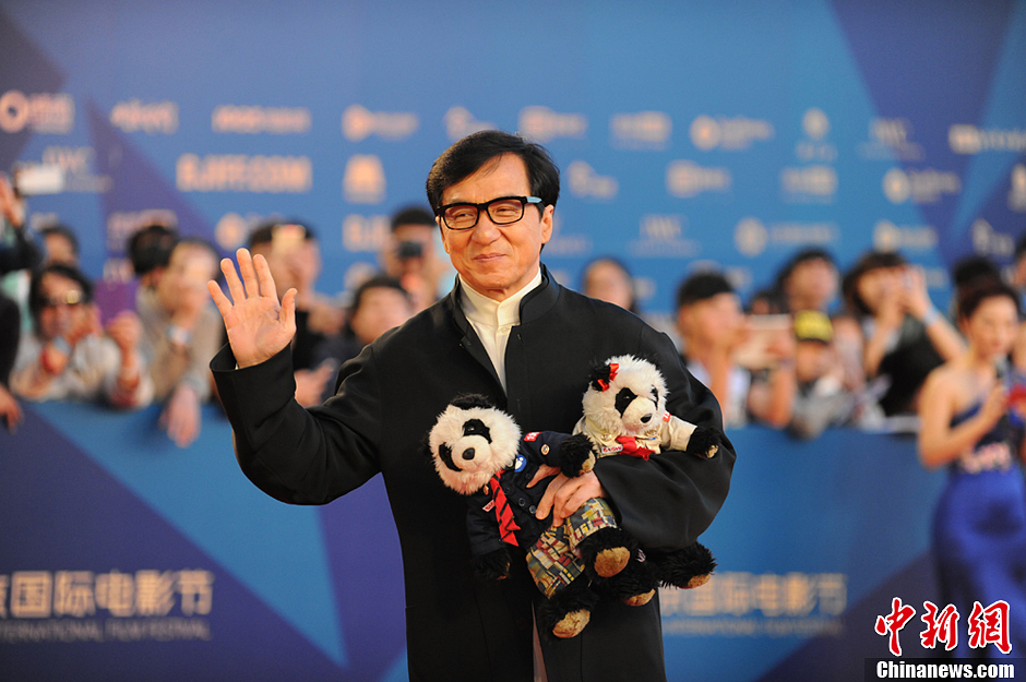 北京国际电影节闭幕式举行 赵雅芝全家同现红毯