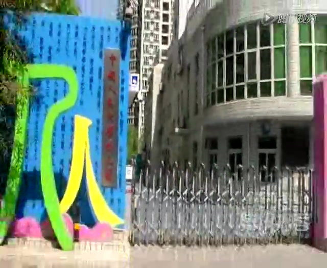 【拍客】实拍北京狂风吹倒10米大树砸瘪树下车截图