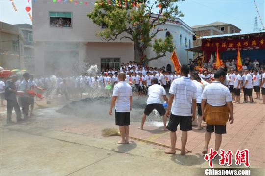 福建龙海保生大帝“过火”祈平安