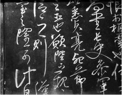 楚天都市报讯 据《华西都市报》报道 成都武侯祠博物馆《前出师表》石刻，曝出被一名游客恶意刻上“路培国一游”后，在全国引起了很大关注(本报昨日报道)。3日，记者在成都武侯祠博物馆看到，《前出师表》上的游客恶意刻字已被初步修复，馆方在碑文上贴了一块黑色墨迹，掩盖了原有刻痕(图中白圈处)，但走近仍能看到凹槽，字迹可辨。