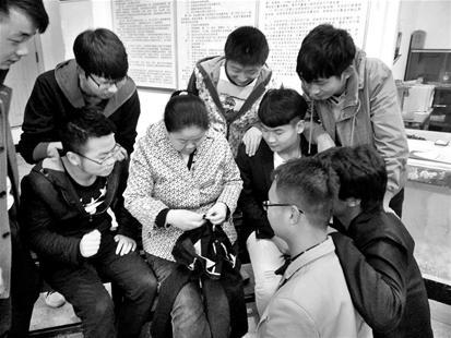 楚天都市报讯 楚天都市报讯 （记者徐啸寒 通讯员周全）“先把边口理平，拿针要稳，从背面穿针到正面，往后走一针……”昨日中午，武汉交通职业学院经济管理学院临湖五舍楼内，十余名男生正在宿管阿姨张颖的指导下学习缝补衣服（如图）。