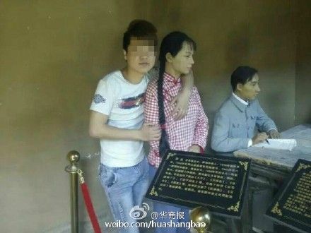 革命旧址女雕像遭游客袭胸