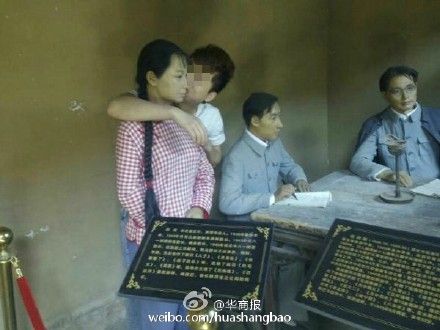 革命旧址女雕像遭游客亲脸