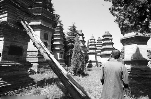 少林寺已将歪斜的佛塔支撑起来 图片来源于网络