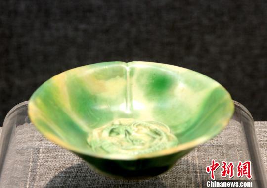 图为唐绿彩龙纹碗。 崔佳明 摄