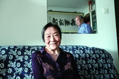 出于对文物的保护，佘幼芝老人一家如今已经搬离了袁祠 摄/法制晚报记者 柴程明朝大将袁崇焕的真迹 摄/法制晚报记者 柴程袁祠中的袁崇焕墓已存在385年 摄/法制晚报记者 黑克