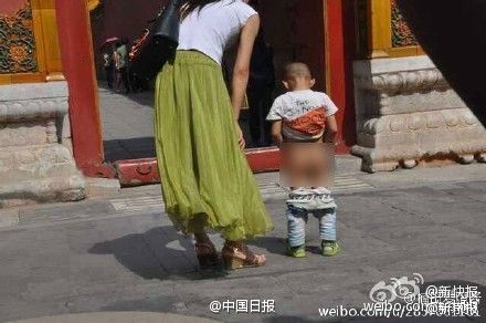 一名小游客跟妈妈游览故宫时，在大庭广众之下小便