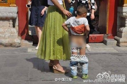 一名小游客跟妈妈游览故宫时，在大庭广众之下小便