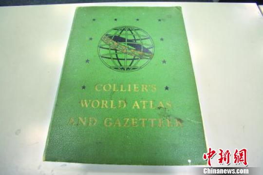 在旧货摊出现的地图集《Collier's World Atlas and Gazetteer》。　陈志强　摄