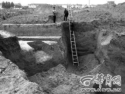 22日，几名工人在现场忙着铲除挖掘机开挖的痕迹