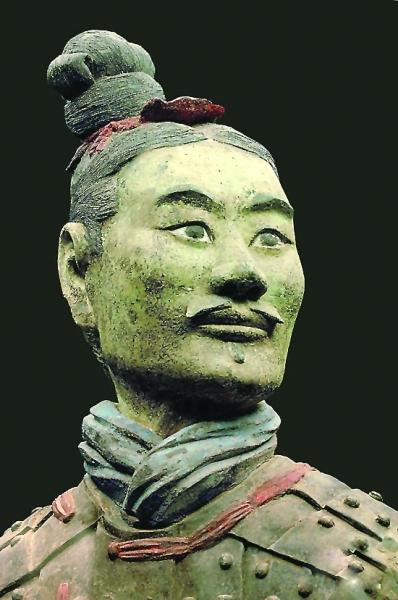 工作人员用特制药水对出土陶俑做现场颜色保护 记者万建辉