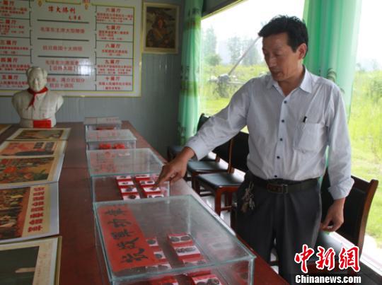 刘党强向记者介绍收藏的抗战军功章。 李晋 摄