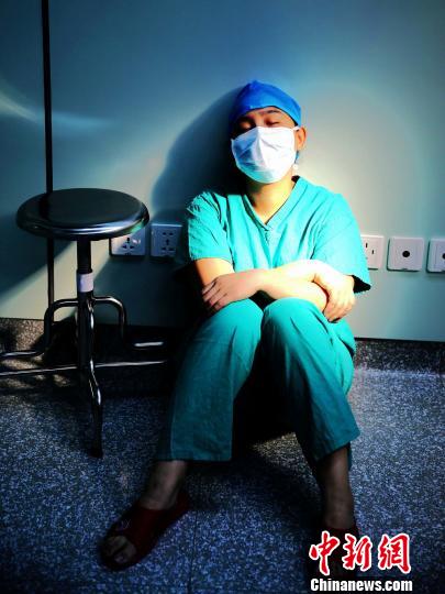 上海市“劳动光荣·时代风采”公益摄影系列展首展启幕