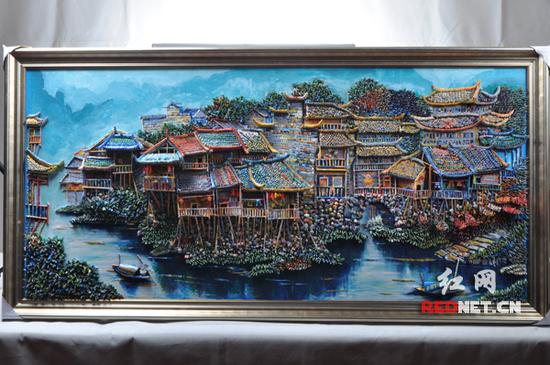 近万张彩票拼出湘西凤凰苗寨耗时75天（图）