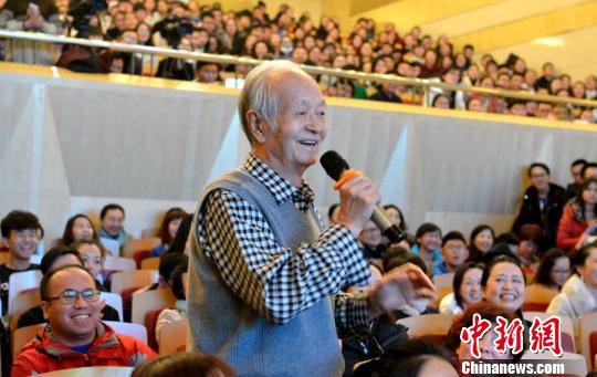 白岩松走进内蒙古高校：聊媒体人如何讲故事