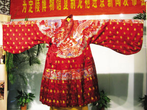 “克隆”成功的新龙袍。