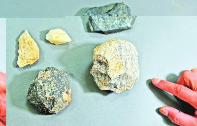 龙岗寺遗址第四级阶地出土的年代超过100万年的旧石器标本（11月24日摄）。新华社记者 陶明摄