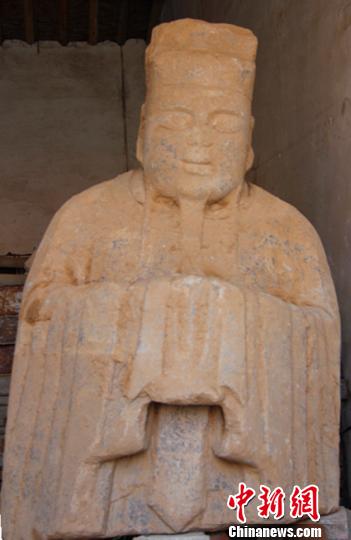 河北临西村民挖出清代文臣石像目前正在防腐清理