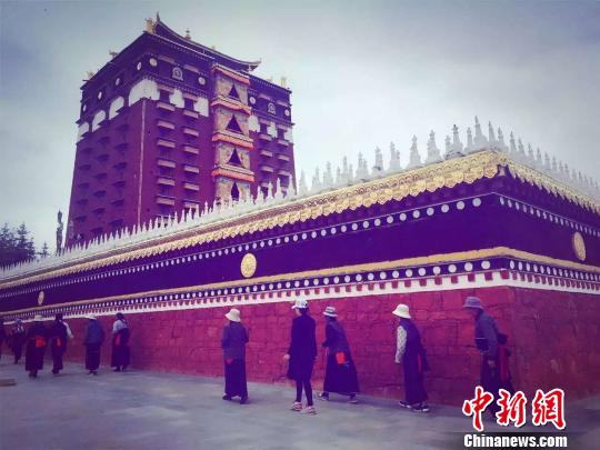 甘南密集民俗节庆七月启幕香巴拉旅游节展示万人锅庄
