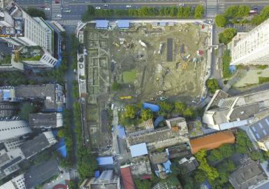 原文配图：成都市青龙街一工地日前发现摩诃池西北角遗址。