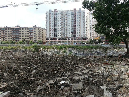 原文配图:龙家民居遭到彻底毁坏。