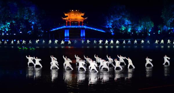 G20大型文艺演出《最忆是杭州》，演员在表演《高山流水》。新华社 图