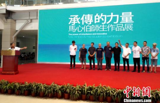 著名雕塑家马心伯介绍其弟子　杨伏山　摄